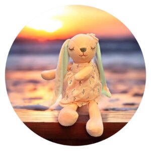 Roze onbescheiden konijn met oogjes dicht