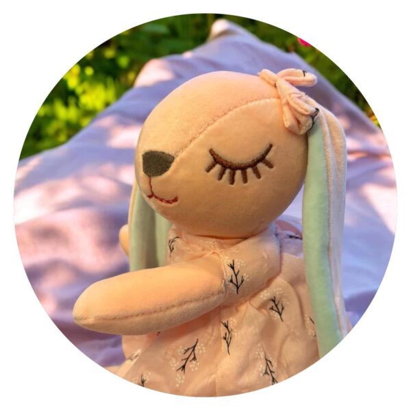 Roze onbescheiden konijn met oogjes dicht