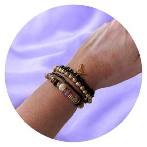 Set van vier armbanden - zwart wit goud paars