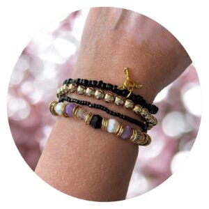 Set van vier armbanden - zwart wit goud paars