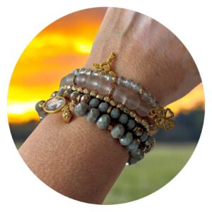 Set van vijf armbanden goud en taupe