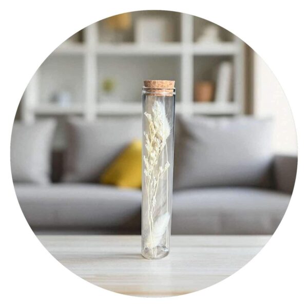 Stolpje met droogbloemen