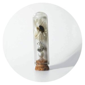 Stolpje met engel en droogbloem