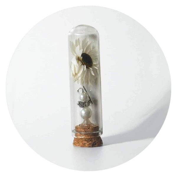 Stolpje met engel en droogbloem