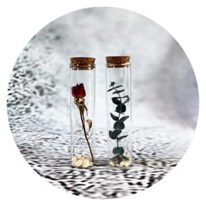 Stolpjes met roos en eucalyptus