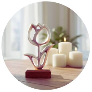 mooie metalen tulp op houten voetstuk