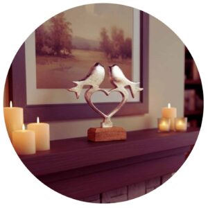 twee vogels op een hartje omringd met kaarsen