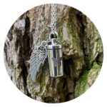 Urnketting met vleugeltje en vlinder