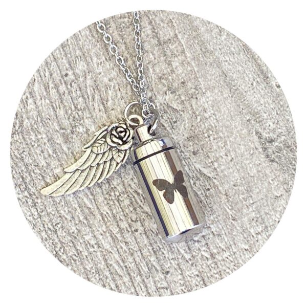 Urnketting met vleugeltje en vlinder