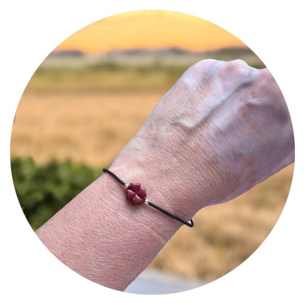 Veterarmband met rood klavertje