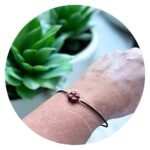 Veterarmband met rood klavertje