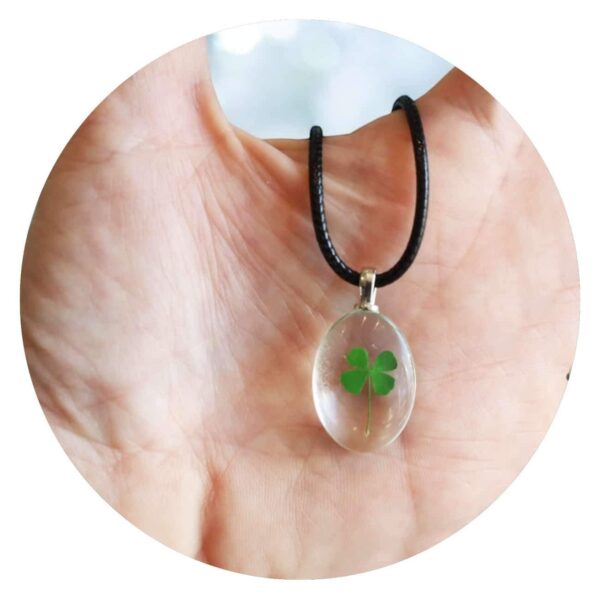 Veterketting met ovalen hanger met echt klavertje vier