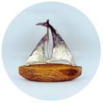 zeilboot op houten sokkel