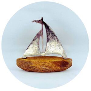 zeilboot op houten sokkel