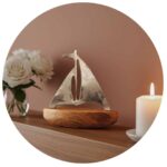 zeilboot op houten sokkel met kaars