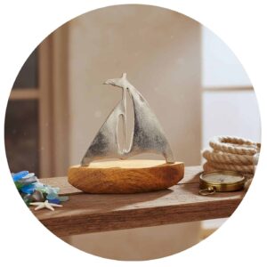 zeilboot op houten sokkel maritiem thema