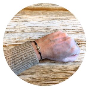 Zwarte veterarmband met klavertje