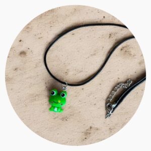 Zwarte veterketting met kikker