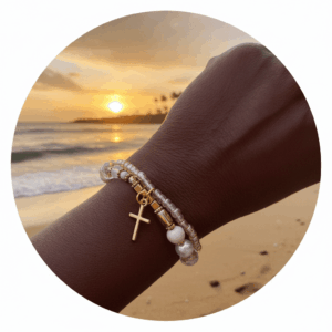 armband met kruisje bij zonsondergang