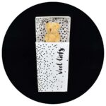 Beertje in een doosje met de tekst 'Veel Liefs' tegen een zwarte achtergrond.