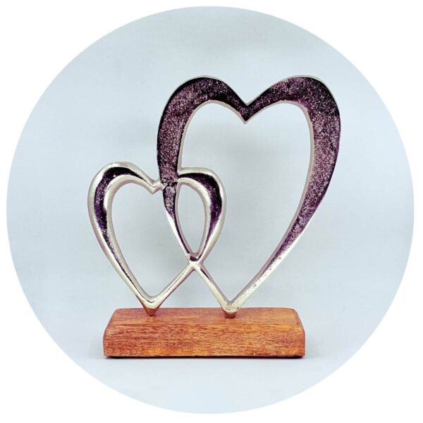 twee harten op een standaard van mangohout