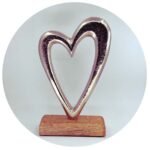 groot metalen hart op houten standaard