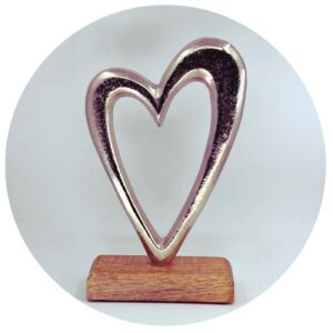 groot metalen hart op houten standaard
