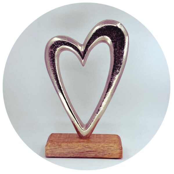 groot metalen hart op houten standaard