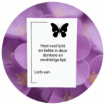 troostkaart vlinder veel liefs met een achtergrond van paarse bloemblaadjes