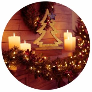 Kerstboom met ster in een sfeervolle omgeving