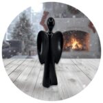 moderne engel zwarte kleur met een kerstsfeer op de achtergrond